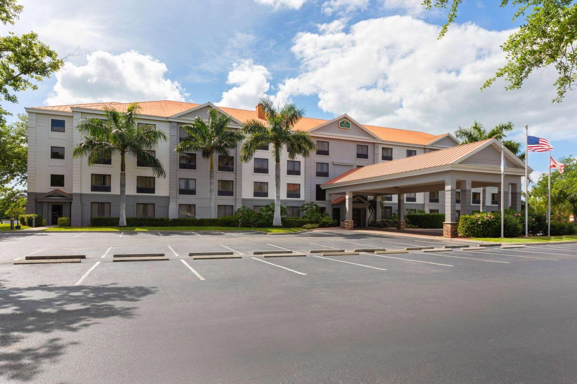 La Quinta By Wyndham Bonita Springs Naples North Hotel Exterior foto